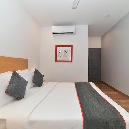 Vaccinated Staff- Oyo Townhouse 384 Nk Hotels Dispur Kültér fotó