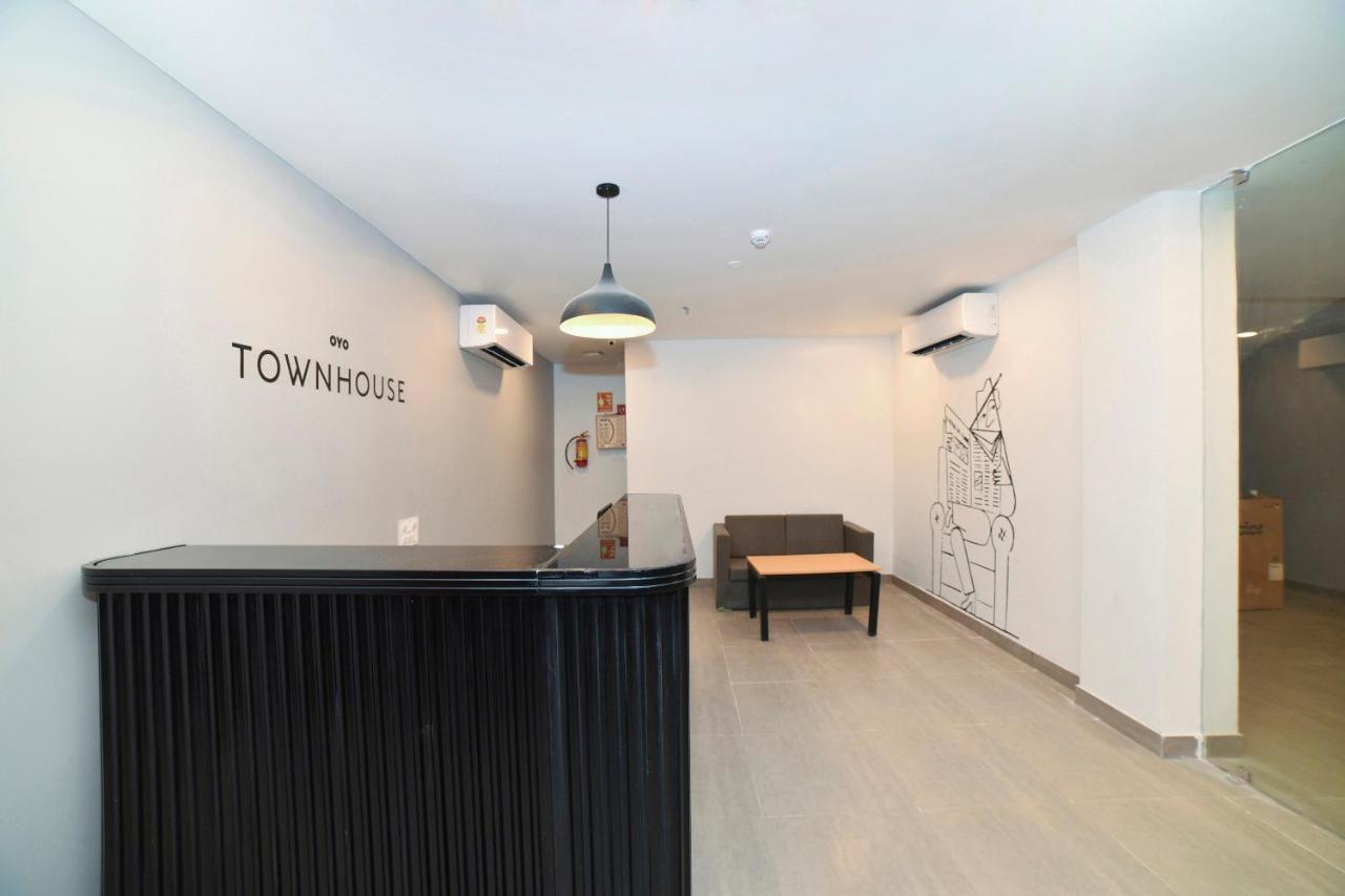 Vaccinated Staff- Oyo Townhouse 384 Nk Hotels Dispur Kültér fotó